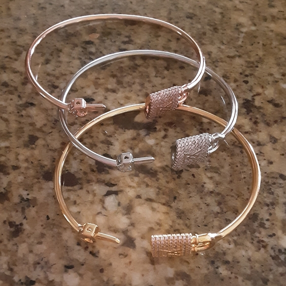 Bracelets - Picture 2 of 5